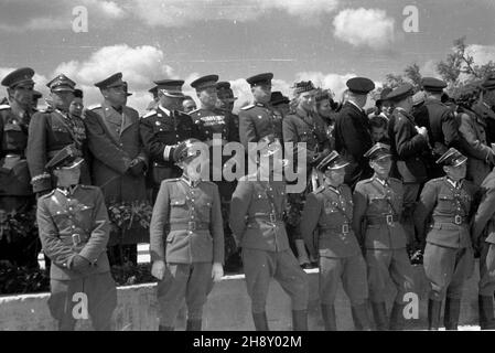 Warszawa, 1946-05-09. Obchody pierwszej rocznicy zakoñczenia II wojny œwiatowej. Uroczystoœci na Placu Zwyciêstwa. Nz. na podwy¿szeniu stoj¹ przedstawiciele armii sprzymierzonych. ps/ms  PAP/Stanis³aw D¹browiecki      Warsaw, May 9, 1946. Ceremnies marking the 1st anniversary of the WW2 end at Plac Zwyciestwa (the Victory Square). Allied forces representatieves standing on the box.  ps/ms  PAP/Stanislaw Dabrowiecki Stock Photo