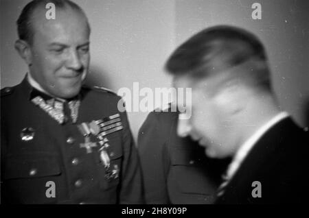 Warszawa, 1946-05-09. Uroczystoœæ wrêczenia Medalu Zwyciêstwa i Wolnoœci 1945, ustanowionego dekretem Rady Ministrów zatwierdzonym przez KRN z dnia 26 paŸdziernika 1945 roku. Nz. z okazji pierwszej rocznicy zakoñczenia II wojny œwiatowej Edward Osóbka-Morawski dekoruje medalem gen. Stefana Mossora. po/gr  PAP/Karol Szczeciñski      Warsaw, May 9, 1946. The ceremony of granting the 1945 Victory and Freedom Medal, established by a decree of the Council of Ministers and approved by the Polish National Council KRN on October 26, 1945. Pictured: on the 1st anniversary of WW2 end Edward Osobka-Moraw Stock Photo