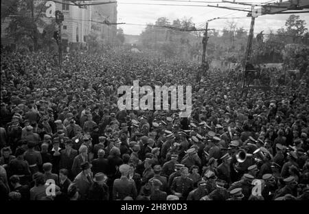 Warszawa, 1946-05-09. Obchody pierwszej rocznicy zakoñczenia II wojny œwiatowej. Nz. t³umy ludzi  na Placu Zwyciêstwa (od 1990 plac Pi³sudskiego) podczas defilady wojskowej.  po/ms  PAP/Karol Szczeciñski      Warsaw, May 9, 1946. Ceremonies marking the 1st anniversary of the end of World War II. Pictured: crowds on Zwyciestwa Square (since 1990 Pilsudski Square) during a military parade.   po/ms  PAP/Karol Szczecinski Stock Photo