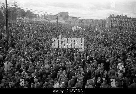 Warszawa, 1946-05-09. Obchody pierwszej rocznicy zakoñczenia II wojny œwiatowej. Nz. t³umy ludzi  na Placu Zwyciêstwa (od 1990 plac Pi³sudskiego) podczas defilady wojskowej.  po/ms  PAP/Karol Szczeciñski      Warsaw, May 9, 1946. Ceremonies marking the 1st anniversary of the end of World War II. Pictured: crowds on Zwyciestwa Square (since 1990 Pilsudski Square) during a military parade.   po/ms  PAP/Karol Szczecinski Stock Photo