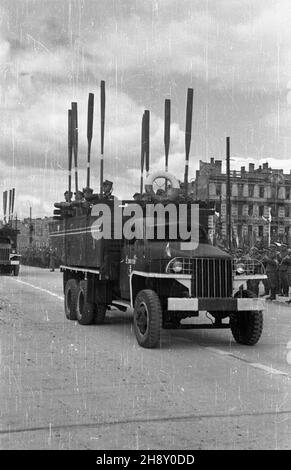 Warszawa, 1946-05-09. Obchody pierwszej rocznicy zakoñczenia II wojny œwiatowej. Defilada wojskowa na Placu Zwyciêstwa (od 1990 plac Pi³sudskiego).  po/ms  PAP/Stanis³aw D¹browiecki      Warsaw, May 9, 1946. Ceremonies marking the 1st anniversary of the end of World War II. Pictured: a military parade on Zwyciestwa Square (since 1990 Pilsudski Square).   po/ms  PAP/Stanislaw Dabrowiecki Stock Photo