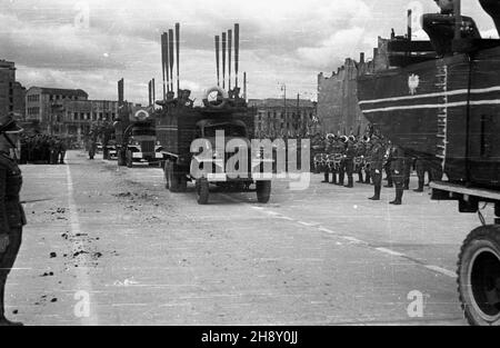 Warszawa, 1946-05-09. Obchody pierwszej rocznicy zakoñczenia II wojny œwiatowej. Defilada wojskowa na Placu Zwyciêstwa (od 1990 plac Pi³sudskiego).  po/ms  PAP/Stanis³aw D¹browiecki      Warsaw, May 9, 1946. Ceremonies marking the 1st anniversary of the end of World War II. Pictured: a military parade on Zwyciestwa Square (since 1990 Pilsudski Square).   po/ms  PAP/Stanislaw Dabrowiecki Stock Photo