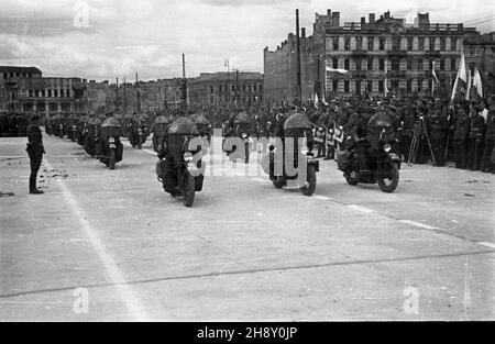 Warszawa, 1946-05-09. Obchody pierwszej rocznicy zakoñczenia II wojny œwiatowej. Defilada wojskowa na Placu Zwyciêstwa (od 1990 plac Pi³sudskiego).  po/ms  PAP/Stanis³aw D¹browiecki      Warsaw, May 9, 1946. Ceremonies marking the 1st anniversary of the end of World War II. Pictured: a military parade on Zwyciestwa Square (since 1990 Pilsudski Square).   po/ms  PAP/Stanislaw Dabrowiecki Stock Photo