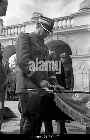 Warszawa, 1946-05-19. Msza na Placu Zwyciêstwa (od 1990 plac Pi³sudskiego) Zjazd Zwi¹zku Uczestników Walk o Wolnoœæ i Demokracjê. Uroczystoœæ poœwiêcenia sztandaru Zwi¹zku. Pami¹tkowe gwoŸdzie w drzewce wbija gen. Marian Spychalski. po/ms  PAP/Stanis³aw D¹browiecki      Warsaw, May 19, 1946. The mass at Plac Zwyciestwa (the Victory Square in 1990 renamed the Pilsudski Square). The congress of the Union of Participants in the Struggle for Freedom and Democracy. The gala consecration of the union's flag. General Marian Spychalski drives remembrance nails into the flagpole.   po/ms  PAP/Stanislaw Stock Photo