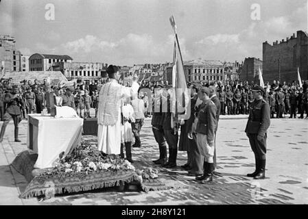 Warszawa, 1946-05-19. Msza na Placu Zwyciêstwa (od 1990 plac Pi³sudskiego) z okazji Zjazdu Zwi¹zku Uczestników Walk o Wolnoœæ i Demokracjê. Mszê celebruje ks. mjr Pierzchowski. po/ms  PAP/Stanis³aw D¹browiecki      Warsaw, May 19, 1946. A mass on Zwyciestwa Square (since 1990 Pilsudskiego Square) on the occasion of a Congress of the Union of Fighters for Freedom and Democracy. The mass celebrated by Father Pierzchowski (center).  po/ms  PAP/Stanislaw Dabrowiecki Stock Photo