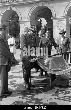 Warszawa, 1946-05-19. Msza na Placu Zwyciêstwa (od 1990 plac Pi³sudskiego) Zjazd Zwi¹zku Uczestników Walk o Wolnoœæ i Demokracjê. Uroczystoœæ poœwiêcenia sztandaru Zwi¹zku. Pami¹tkowe gwoŸdzie w drzewce wbija gen. Marian Spychalski. po/ms  PAP/Stanis³aw D¹browiecki      Warsaw, May 19, 1946. The mass at Plac Zwyciestwa (the Victory Square in 1990 renamed the Pilsudski Square). The congress of the Union of Participants in the Struggle for Freedom and Democracy. The gala consecration of the union's flag. General Marian Spychalski drives remembrance nails into the flagpole.   po/ms  PAP/Stanislaw Stock Photo