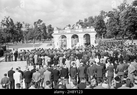 Warszawa, 1946-05-19. Msza na Placu Zwyciêstwa (od 1990 plac Pi³sudskiego) z okazji Zjazdu Zwi¹zku Uczestników Walk o Wolnoœæ i Demokracjê.  W pierwszym rzêdzie od prawej genera³owie: Piotr Jaroszewicz, Franciszek JóŸwiak, Marian Spychalski. po/ms  PAP/Stanis³aw D¹browiecki      Warsaw, May 19, 1946. A holy mass on Zwyciestwa Square (since 1990 Pilsudskiego Square) marking the Congress of the Union of Fighters for Freedom and Democracy. In the 1st row from the right generals: Piotr Jaroszewicz, Franciszek Jozwiak, Marian Spychalski.  po/ms  PAP/Stanislaw Dabrowiecki Stock Photo