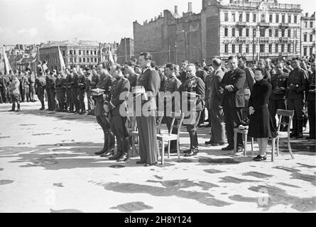 Warszawa, 1946-05-19. Msza na Placu Zwyciêstwa (od 1990 plac Pi³sudskiego) z okazji Zjazdu Zwi¹zku Uczestników Walk o Wolnoœæ i Demokracjê.  W pierwszym rzêdzie od prawej genera³owie: Piotr Jaroszewicz, Franciszek JóŸwiak, Marian Spychalski. po/ms  PAP/Stanis³aw D¹browiecki      Warsaw, May 19, 1946. A holy mass on Zwyciestwa Square (since 1990 Pilsudskiego Square) on the occasion of a Congress of the Union of Fighters for Freedom and Democracy. In the first row from right Generals Piotr Jaroszewicz, Franciszek Jozwiak, Marian Spychalski.  po/ms  PAP/Stanislaw Dabrowiecki Stock Photo