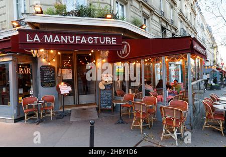 La Manufacture is French brasserie located in the Gobelins district with an old bistro look and French cuisine. Stock Photo
