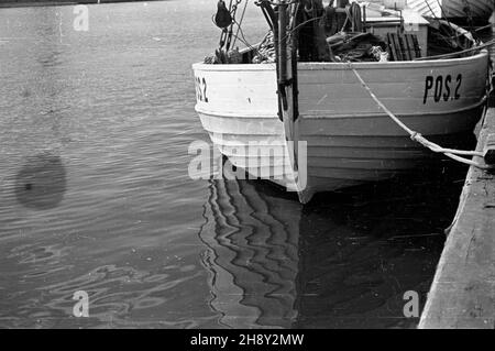 Ustka, 1946-06. £ódŸ rybacka w porcie u ujœcia rzeki S³upii. wb  PAP/E. Hannemann  Dok³adny dzieñ wydarzenia nieustalony.      Ustka, June 1946. A fishing boat in the port at the mouth of Slupia River.  wb  PAP/E. Hannemann Stock Photo