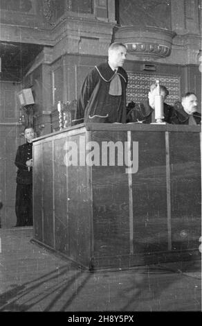Poznañ, 1946-06-21. W auli Uniwersytetu Adama Mickiewicza rozpocz¹³ siê proces zbrodniarza hitlerowskiego, namiestnika tzw. Kraju Warty (Wartheland) Arthura Greisera. Proces zakoñczy³ siê 7 lipca 1946 roku skazaniem Greisera na œmieræ. Wyrok wykonano 14 lipca 1946 roku. Nz. ³awa prokuratorów, przemawia oskar¿yciel Mieczys³aw Siewierski, obok prokurator Jerzy Sawicki (2L) i prokurator Wincenty Kurowski (1P). pw  PAP/J. ¯yszkowski      Poznan, June 21, 1946. A trial of Nazi murderer, Wartheland governor, Arthur Greiser began at a lecture theatre of Adam Mickiewicz University. The trail ended on