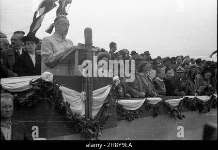 Warszawa, 1946-07-22. Podczas obchodów drugiej rocznicy odrodzenia Polski Ludowej, œwiêta 22 lipca, dokonano uroczystego otwarcia mostu Poniatowskiego, odbudowanego po zniszczeniach wojennych. Nz. z trybuny honorowej przemawia minister odbudowy Micha³ Kaczorowski.  ms  PAP/Stanis³aw D¹browiecki      Warsaw, July 22, 1946. The Poniatowski Bridge, reconstructed after WW2 was opened during ceremonies marking the 2nd anniversary of the establishment of the Polish Popular Republic on July 22. Pictured: Reconstruction Minister Michal Kaczorowski speeking from the box.  ms  PAP/Stanislaw Dabrowiecki Stock Photo