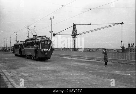 Warszawa, 1946-07-22. Podczas obchodów drugiej rocznicy odrodzenia Polski Ludowej, œwiêta 22 lipca, dokonano uroczystego otwarcia mostu Poniatowskiego, odbudowanego po zniszczeniach wojennych. Nz. pierwszy przejazd tramwaju odbudowanym mostem. ms  PAP/Stanis³aw D¹browiecki      Warsaw, July 22, 1946. The Poniatowski Bridge, reconstructed after WW2 was opened during ceremonies marking the 2nd anniversary of the establishment of the Polish Popular Republic on July 22. Pictured: the 1st tram to cross the reconstructed bridge.   ms  PAP/Stanislaw Dabrowiecki Stock Photo