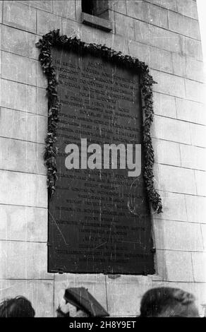 Warszawa, 1946-07-22. Podczas obchodów drugiej rocznicy odrodzenia Polski Ludowej, œwiêta 22 lipca, dokonano uroczystego otwarcia mostu Poniatowskiego, odbudowanego po zniszczeniach wojennych. Nz. ¿eliwna tablica upamiêtniaj¹ca to wydarzenie, umieszczona na po³udniowej wie¿ycy mostu.  ms  PAP/Stanis³aw D¹browiecki      Warsaw, July 22, 1946. The Poniatowski Bridge, reconstructed after WW2 was opened during ceremonies marking the 2nd anniversary of the establishment of the Polish Popular Republic on July 22. Pictured: a cast-iron plaque commemorating the event placed at the southern pylon of th Stock Photo