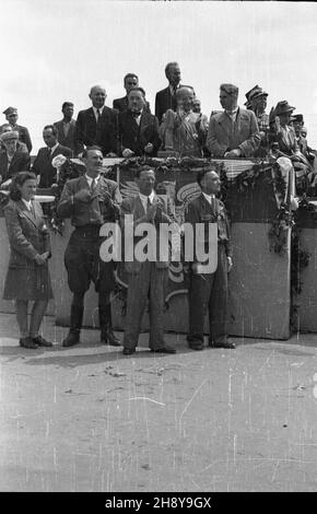 Warszawa, 1946-07-22. Podczas obchodów drugiej rocznicy odrodzenia Polski Ludowej, œwiêta 22 lipca, ulicami miasta przesz³a parada. Dokonano tak¿e uroczystego otwarcia mostu Poniatowskiego, odbudowanego po zniszczeniach wojennych. Nz. trybuna honorowa. ms  PAP/Stanis³aw D¹browiecki      Warsaw, July 22, 1946. The Poniatowski Bridge, reconstructed after WW2 was opened during ceremonies marking the 2nd anniversary of the establishment of the Polish Popular Republic on July 22. A demonstration went throughout the city streets. Pictured: the box.  ms  PAP/Stanislaw Dabrowiecki Stock Photo