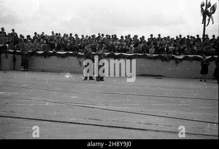 Warszawa, 1946-07-22. Podczas obchodów drugiej rocznicy odrodzenia Polski Ludowej, œwiêta 22 lipca, ulicami miasta przesz³a parada. Dokonano tak¿e uroczystego otwarcia mostu Poniatowskiego, odbudowanego po zniszczeniach wojennych. Nz. trybuna honorowa. ms  PAP/Karol Szczeciñski      Warsaw, July 22, 1946. The Poniatowski Bridge, reconstructed after WW2 was opened during ceremonies marking the 2nd anniversary of the establishment of the Polish Popular Republic on July 22. A demonstration went throughout the city streets. Pictured: the box.   ms  PAP/Karol Szczecinski Stock Photo