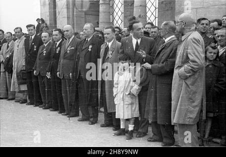 Warszawa, 1946-07-22. Otwarcie mostu Poniatowskiego, odbudowanego po zniszczeniach wojennych. Most powsta³ w latach 1905-1913 wed³ug projektu Mieczys³awa Marszewskiego i Wac³awa Paszkowskiego; autorem architektury by³ Stefan Szyller. W 1944 roku most zosta³ zniszczony przez Niemców. Odbudowany wed³ug projektu Stanis³awa Hempla. Nz. odznaczeni przez prezydenta Boles³awa Bieruta Orderem Odrodzenia Polski. W pierwszym rzêdzie stoj¹: Komisarz Odbudowy Warszawy in¿. architekt Roman Piotrowski (1P), Stanis³aw Hempel (2P), kierownik Biura Odbudowy Stolicy architekt Józef Sigalin (3P), Karol Tkocz (3L Stock Photo