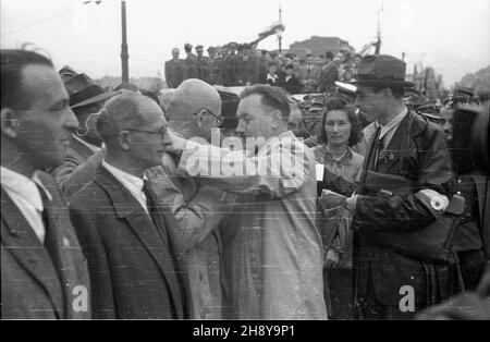 Warszawa, 1946-07-22. Otwarcie mostu Poniatowskiego, odbudowanego po zniszczeniach wojennych. Most powsta³ w latach 1905-1913 wed³ug projektu Mieczys³awa Marszewskiego i Wac³awa Paszkowskiego; autorem architektury by³ Stefan Szyller. W 1944 roku most zosta³ zniszczony przez Niemców. Odbudowany wed³ug projektu Stanis³awa Hempla. Nz. prezydent Boles³aw Bierut odznacza Orderem Odrodzenia Polski Romana Piotrowskiego. Od lewej, stoj¹: architekt Józef Sigalin, Stanis³aw Hempel. msa  PAP/Stanis³aw D¹browiecki      Warsaw, July 22, 1946. The inauguration of Poniatowski Bridge rebuilt after WW2. The br Stock Photo