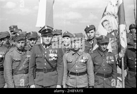 Warszawa, 1946-08-01. Ods³oniêcie tablicy pami¹tkowej na Wybrze¿u ...