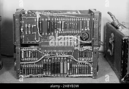 Bydgoszcz, 1946-08. Ekspozycja aparatury radiowej prezentowana podczas Pomorskiej Wystawy Przemys³u, Rzemios³a i Handlu, która otwarta zosta³a 17 lipca. Na terenie wystawy dzia³a³o studio radiowe, udostêpnione dla zwiedzaj¹cych. mw  PAP    Dok³adny dzieñ wydarzenia nieustalony.      Bydgoszcz, Aug. 1946. The exhibition of radio equipment presented during the Pomorska (Pomerania) Industry, Craft and Trade Fair that opened on July 17. Radio studio was open to visitors.   mw  PAP Stock Photo