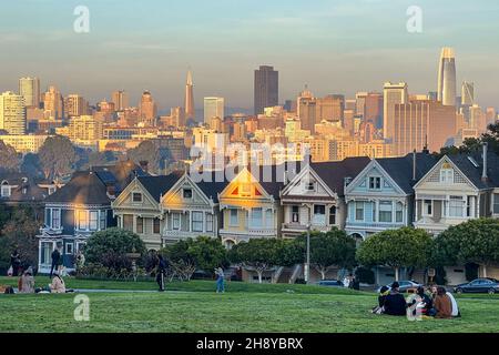 San Francisco, United States. 25th Nov, 2021. Nov. 25, 2021 San Francisco, Alamo Square's famous 'postcard row' at Hayes and Steiner Streets a row of Victorian houses and in the background downtown skyscrapers. The homes are referred to as The Painted Ladies. San Francisco, California is located in northern California on the Pacific coast. Approximately 875,000 people live in the city. (Photo by Samuel Rigelhaupt/Sipa USA ) Credit: Sipa USA/Alamy Live News Stock Photo