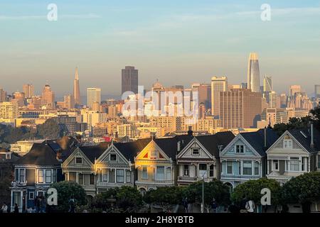 San Francisco, United States. 25th Nov, 2021. Nov. 25, 2021 San Francisco, Alamo Square's famous "postcard row" at Hayes and Steiner Streets a row of Victorian houses and in the background downtown skyscrapers. The homes are referred to as The Painted Ladies. San Francisco, California is located in northern California on the Pacific coast. Approximately 875,000 people live in the city. (Photo by Samuel Rigelhaupt/Sipa USA ) Credit: Sipa USA/Alamy Live News Stock Photo