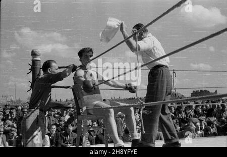 Warszawa, 1946-09-08. Mecz bokserski Warszawa-£ódŸ (wynik 11:5) na stadionie Wojskowego Klubu Sportowego Legia. Nz. w naro¿niku W³adys³aw Niewadzi³ z £odzi, zwyciêzca pojedynku w wadze ciê¿kiej. ka  PAP/Kazimierz Madejski      Warsaw, Sept. 8, 1946. A Warsaw-Lodz boxing match (11:5) played at the stadium of the Legia military sports club. Pictured: in the corner Wladyslaw Niewadzil from Lodz, the winner of a heavyweight fight.  ka  PAP/Kazimierz Madejski Stock Photo