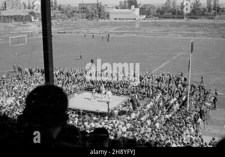 Warszawa, 1946-09-08. Mecz bokserski Warszawa-£ódŸ (wynik 11:5) na stadionie Wojskowego Klubu Sportowego Legia. ka  PAP/Kazimierz Madejski      Warsaw, Sept. 8, 1946. A Warsaw-Lodz boxing match (11:5) played at the stadium of the Legia military sports club.  ka  PAP/Kazimierz Madejski Stock Photo