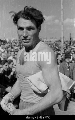 Warszawa, 1946-09-08. Mecz bokserski Warszawa-£ódŸ (wynik 11:5) na stadionie Wojskowego Klubu Sportowego Legia. Nz. reprezentant stolicy w wadze œredniej Antoni Kolczyñski. ka  PAP/Kazimierz Madejski      Warsaw, Sept. 8, 1946. A Warsaw-Lodz boxing match (11:5) played at the stadium of the Legia military sports club. Pictured: Warsaw's middleweight fighter Antoni Kolczynski.  ka  PAP/Kazimierz Madejski Stock Photo