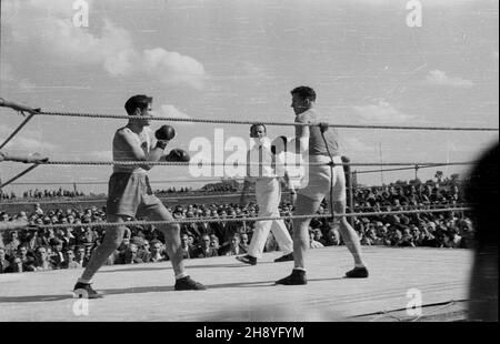 Warszawa, 1946-09-08. Mecz bokserski Warszawa-£ódŸ (wynik 11:5) na stadionie Wojskowego Klubu Sportowego Legia. Nz. pojedynek w wadze ciê¿kiej Drabkowskiego z Warszawy (L) i W³adys³awa Niewadzi³a z £odzi. ka  PAP/Kazimierz Madejski      Warsaw, Sept. 8, 1946. A Warsaw-Lodz boxing match (11:5) played at the stadium of the Legia military sports club. Pictured: a heavyweight fight between Warsaw's Drabkowski (left) and Lodz's Wladyslaw Niewadzil.  ka  PAP/Kazimierz Madejski Stock Photo