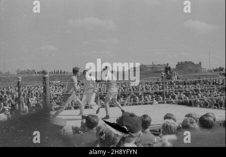 Warszawa, 1946-09-08. Mecz bokserski Warszawa-£ódŸ (wynik 11:5) na stadionie Wojskowego Klubu Sportowego Legia. Nz. pojedynek w wadze œredniej. Na ringu Antoni Kolczyñski (P) i Jerzy Olejnik. ka  PAP/Kazimierz Madejski      Warsaw, Sept. 8, 1946. A Warsaw-Lodz boxing match (11:5) played at the stadium of the Legia military sports club. Pictured: a middleweight fight. On the ring Antoni Kolczynski (right) and Jerzy Olejnik.  ka  PAP/Kazimierz Madejski Stock Photo
