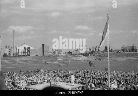 Warszawa, 1946-09-08. Mecz bokserski Warszawa-£ódŸ (wynik 11:5) na stadionie Wojskowego Klubu Sportowego Legia. ka  PAP/Kazimierz Madejski      Warsaw, Sept. 8, 1946. A Warsaw-Lodz boxing match (11:5) played at the stadium of the Legia military sports club.  ka  PAP/Kazimierz Madejski Stock Photo
