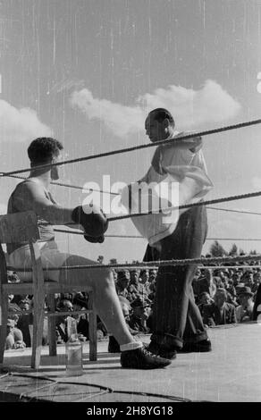Warszawa, 1946-09-08. Mecz bokserski Warszawa-£ódŸ (wynik 11:5) na stadionie Wojskowego Klubu Sportowego Legia. Nz. w naro¿niku W³adys³aw Niewadzi³ z £odzi, zwyciêzca pojedynku w wadze ciê¿kiej. ka  PAP/Kazimierz Madejski      Warsaw, Sept. 8, 1946. A Warsaw-Lodz boxing match (11:5) played at the stadium of the Legia military sports club. Pictured: in the corner Wladyslaw Niewadzil from Lodz, the winner of a heavyweight fight.  ka  PAP/Kazimierz Madejski Stock Photo
