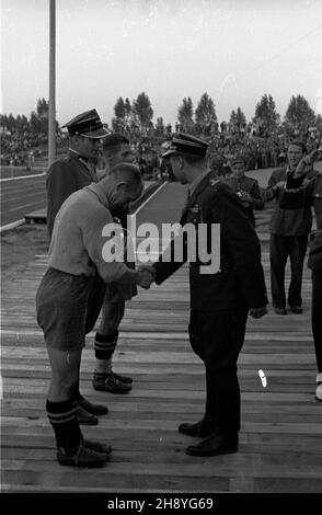 Warszawa, 1946-09-11. Zawody sportowe o puchar Wojska Polskiego na stadionie klubu sportowego Legia. Nz. uroczystoœæ wrêczania nagród.  po/mgs  PAP      Warsaw, Sept. 11, 1946. Polish Army Cup sports competition at the stadium of Legia sports club. Pictured: prize-giving ceremony.  po/mgs  PAP Stock Photo