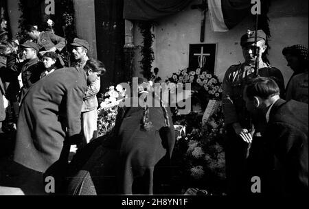 Warszawa, 1946-10-02. Uroczyste ods³oniêcie tablicy pami¹tkowej przy ul. Pu³awskiej 13 w miejscu publicznej egzekucji dokonanej przez hitlerowskich okupantów podczas II wojny œwiatowej. Nz. delegacje sk³adaj¹ wieñce pod tablic¹. po/ms  PAP/Jerzy Baranowski      Warsaw, Oct. 2, 1946. Unveiling of a plaque at 13 Pulawska Street, the place of a public execution performed by Germans during World War II. Pictured: delegations laying wreaths in front of the plaque.  po/ms  PAP/Jerzy Baranowski Stock Photo