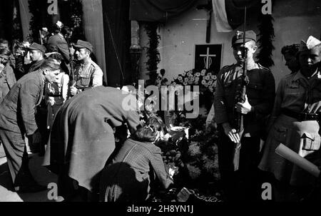 Warszawa, 1946-10-02. Uroczyste ods³oniêcie tablicy pami¹tkowej przy ul. Pu³awskiej 13 w miejscu publicznej egzekucji dokonanej przez hitlerowskich okupantów podczas II wojny œwiatowej. Nz. delegacje sk³adaj¹ wieñce pod tablic¹. po/ms  PAP/Jerzy Baranowski      Warsaw, Oct. 2, 1946. Unveiling of a plaque at 13 Pulawska Street, the place of a public execution performed by Germans during World War II. Pictured: delegations laying wreaths in front of the plaque.  po/ms  PAP/Jerzy Baranowski Stock Photo