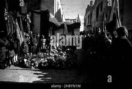 Warszawa, 1946-10-02. Uroczyste ods³oniêcie tablicy pami¹tkowej przy ul. Pu³awskiej 13 w miejscu publicznej egzekucji dokonanej przez hitlerowskich okupantów podczas II wojny œwiatowej. Nz. warty honorowe przed tablic¹. po/ms  PAP/Jerzy Baranowski      Warsaw, Oct. 2, 1946. Unveiling of a plaque at 13 Pulawska Street, the place of a public execution performed by Germans during World War II. Pictured: guards of honour in front of the plaque.  po/ms  PAP/Jerzy Baranowski Stock Photo