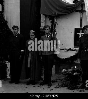 Warszawa, 1946-10-02. Uroczyste ods³oniêcie tablicy przy ul. Pu³awskiej 13 w miejscu publicznej egzekucji dokonanej przez Niemców. Nz. warta honorowa ¿o³nierzy i harcerzy. po/gr  PAP/Jerzy Baranowski      Warsaw, Oct. 2, 1946. Unveiling of a plaque at 13 Pulawska Street, the place of a public execution performed by Germans. Pictured: soldiers and scouts form a guard of honour.  po/gr  PAP/Jerzy Baranowski Stock Photo