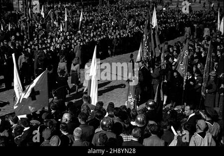 Warszawa, 1946-10-02. Uroczyste ods³oniêcie tablicy pami¹tkowej przy ul. Pu³awskiej 13 w miejscu publicznej egzekucji dokonanej przez hitlerowskich okupantów podczas II wojny œwiatowej. Nz. uczestnicy uroczystoœci, poczty sztandarowe i delegacje m³odzie¿owe. po/ms  PAP/Jerzy Baranowski      Warsaw, Oct. 2, 1946. Unveiling of a plaque at 13 Pulawska Street, the place of a public execution performed by Germans during World War II. Pictured: participants in the ceremony, youth delegations.  po/ms  PAP/Jerzy Baranowski Stock Photo