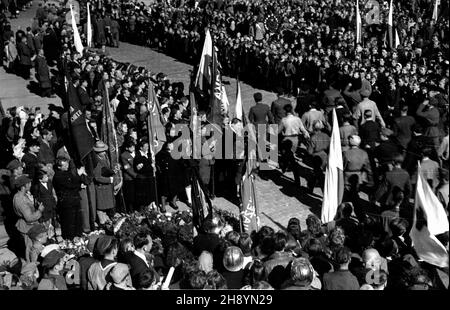 Warszawa, 1946-10-02. Uroczyste ods³oniêcie tablicy pami¹tkowej przy ul. Pu³awskiej 13 w miejscu publicznej egzekucji dokonanej przez hitlerowskich okupantów podczas II wojny œwiatowej. Nz. uczestnicy uroczystoœci, poczty sztandarowe i delegacje m³odzie¿owe. po/ms  PAP/Jerzy Baranowski      Warsaw, Oct. 2, 1946. Unveiling of a plaque at 13 Pulawska Street, the place of a public execution performed by Germans during World War II. Pictured: participants in the ceremony, youth delegations.  po/ms  PAP/Jerzy Baranowski Stock Photo