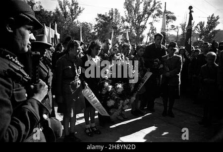 Warszawa, 1946-10-02. Uroczyste ods³oniêcie tablicy pami¹tkowej przy ul. Pu³awskiej 13 w miejscu publicznej egzekucji dokonanej przez hitlerowskich okupantów podczas II wojny œwiatowej. Nz. delegacje m³odzie¿y z wieñcami. po/ms  PAP/Jerzy Baranowski      Warsaw, Oct. 2, 1946. Unveiling of a plaque at 13 Pulawska Street, the place of a public execution performed by Germans during World War II. Pictured: youth delegations with wreaths.  po/ms  PAP/Jerzy Baranowski Stock Photo