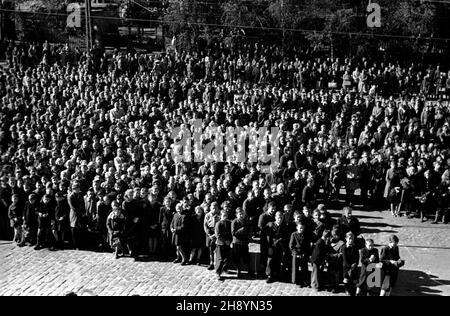 Warszawa, 1946-10-02. Uroczyste ods³oniêcie tablicy pami¹tkowej przy ul. Pu³awskiej 13 w miejscu publicznej egzekucji dokonanej przez hitlerowskich okupantów podczas II wojny œwiatowej. Nz. msza polowa. po/ms  PAP/Jerzy Baranowski      Warsaw, Oct. 2, 1946. Unveiling of a plaque at 13 Pulawska Street, the place of a public execution performed by Germans during World War II. Pictured: a field mass.  po/ms  PAP/Jerzy Baranowski Stock Photo