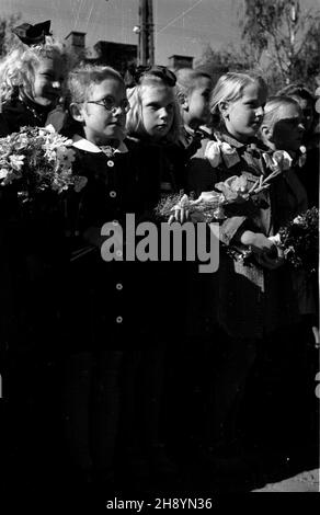 Warszawa, 1946-10-02. Uroczyste ods³oniêcie tablicy pami¹tkowej przy ul. Pu³awskiej 13 w miejscu publicznej egzekucji dokonanej przez hitlerowskich okupantów podczas II wojny œwiatowej. Nz. delegacje dzieci z kwiatami. po/ms  PAP/Jerzy Baranowski      Warsaw, Oct. 2, 1946. Unveiling of a plaque at 13 Pulawska Street, the place of a public execution performed by Germans during World War II. Pictured: children delegations with flowers.  po/ms  PAP/Jerzy Baranowski Stock Photo