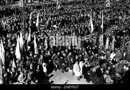 Warszawa, 1946-10-02. Uroczyste ods³oniêcie tablicy pami¹tkowej przy ul. Pu³awskiej 13 w miejscu publicznej egzekucji dokonanej przez hitlerowskich okupantów podczas II wojny œwiatowej. Nz. msza polowa. po/ms  PAP/Jerzy Baranowski      Warsaw, Oct. 2, 1946. Unveiling of a plaque at 13 Pulawska Street, the place of a public execution performed by Germans during World War II. Pictured: a field mass.  po/ms  PAP/Jerzy Baranowski Stock Photo