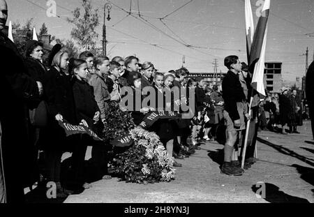 Warszawa, 1946-10-02. Uroczyste ods³oniêcie tablicy pami¹tkowej przy ul. Pu³awskiej 13 w miejscu publicznej egzekucji dokonanej przez hitlerowskich okupantów podczas II wojny œwiatowej. Nz. delegacje uczniów warszawskich szkó³ z wieñcami. po/ms  PAP/Jerzy Baranowski      Warsaw, Oct. 2, 1946. Unveiling of a plaque at 13 Pulawska Street, the place of a public execution performed by Germans during World War II. Pictured: Warsaw school delegations with wreaths.  po/ms  PAP/Jerzy Baranowski Stock Photo