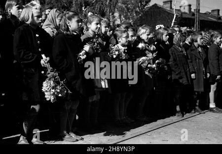 Warszawa, 1946-10-02. Uroczyste ods³oniêcie tablicy pami¹tkowej przy ul. Pu³awskiej 13 w miejscu publicznej egzekucji dokonanej przez hitlerowskich okupantów podczas II wojny œwiatowej. Nz. delegacje dzieci z kwiatami. po/ms  PAP/Jerzy Baranowski      Warsaw, Oct. 2, 1946. Unveiling of a plaque at 13 Pulawska Street, the place of a public execution performed by Germans during World War II. Pictured: children delegations with flowers.  po/ms  PAP/Jerzy Baranowski Stock Photo