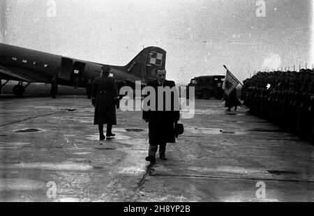 Warszawa, 1946-10-18. Ceremonia po¿egnania prezydenta Boles³awa Bieruta i marsza³ka Micha³a Roli-¯ymierskiego przed odlotem do Belgradu. Nz. od lewej Micha³ Rola-¯ymierski i Boles³aw Bierut. po/gr  PAP/Stanis³aw D¹browiecki      Warsaw, October 18, 1946. A farewell ceremony for President Boleslaw Bierut and Marshal Michal Rola-Zymierski before the departure to Belgrade. Pictured from left: Michal Rola-Zymierski and Boleslaw Bierut.  po/gr  PAP/Stanislaw Dabrowiecki Stock Photo