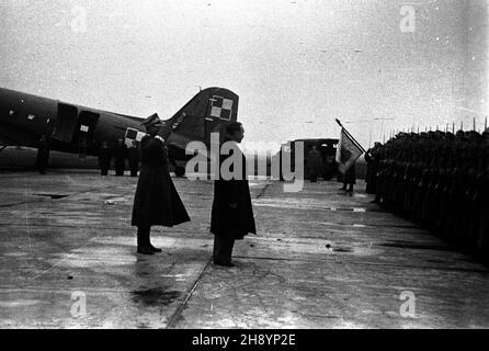 Warszawa, 1946-10-18. Ceremonia po¿egnania prezydenta Boles³awa Bieruta i marsza³ka Micha³a Roli-¯ymierskiego przed odlotem do Belgradu. Nz. od lewej Micha³ Rola-¯ymierski i Boles³aw Bierut. po/gr  PAP/Stanis³aw D¹browiecki      Warsaw, October 18, 1946. A farewell ceremony for President Boleslaw Bierut and Marshal Michal Rola-Zymierski before the departure to Belgrade. Pictured from left: Boleslaw Bierut and Michal Rola-Zymierski.  po/gr  PAP/Stanislaw Dabrowiecki Stock Photo