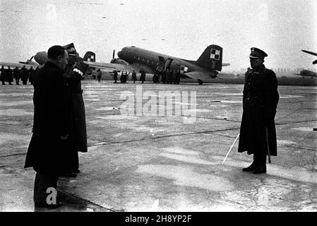 Warszawa, 1946-10-18. Ceremonia po¿egnania prezydenta Boles³awa Bieruta i marsza³ka Micha³a Roli-¯ymierskiego przed odlotem do Belgradu. Nz. od lewej Boles³aw Bierut i Micha³ Rola-¯ymierski. po/gr  PAP/Stanis³aw D¹browiecki      Warsaw, October 18, 1946. A farewell ceremony for President Boleslaw Bierut and Marshal Michal Rola-Zymierski before the departure to Belgrade. Pictured from left: Boleslaw Bierut and Michal Rola-Zymierski.  po/gr  PAP/Stanislaw Dabrowiecki Stock Photo