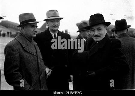 Warszawa, 1946-10-18. Ceremonia po¿egnania Boles³awa Bieruta i Micha³a Roli-¯ymierskiego przed odlotem do Belgradu. Nz. m.in. prezydent Boles³aw Bierut (P). po/gr  PAP/Stanis³aw D¹browiecki      Warsaw, October 18, 1946. A farewell ceremony for Boleslaw Bierut and Michal Rola-Zymierski before the departure to Belgrade. Pictured among others: Boleslaw Bierut (right).  po/gr  PAP/Stanislaw Dabrowiecki Stock Photo